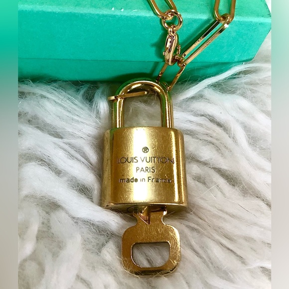 LV Lock & Key #317 Louis Vuitton Paris with 18” gold metal Paperclip chain - Picture 9 of 16